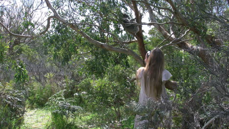 Australien-Tourist-Mädchen-Und-Frau-Beobachten-Koala-Im-Baum-Ko