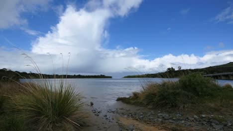 Neuseeland-Catlins-Tahakopa-Bay-Mit-Aufsteigenden-Wolken