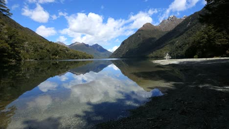 Neuseeland-See-Gunn-Bergreflexionen