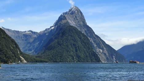 New-Zealand-Milford-Sound-Mitre-Peak-Tour-Boats