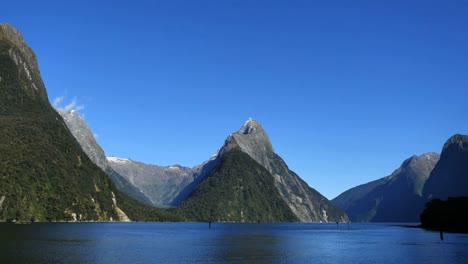 New-Zealand-Milford-Sound-Mitre-Peak