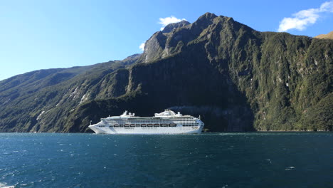 New-Zealand-Milford-Sound-Cruise-Ship-Beyond