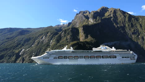 New-Zealand-Milford-Sound-Cruise-Ship-Leaves