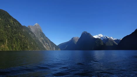 Neuseeland-Milford-Sound-View-Mit-Schnee-Auf-Dem-Gipfel