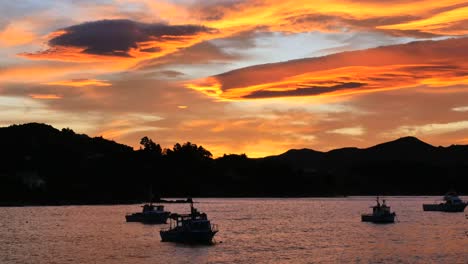 Neuseeland-Moeraki-Boote-Und-Goldene-Wolken