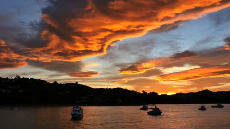 Neuseeland-Moeraki-Sonnenuntergang-Leuchtend-Orange-Wolken