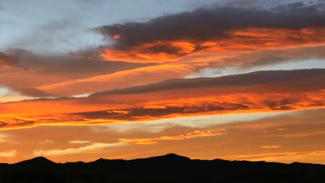 Neuseeland-Moeraki-Sonnenuntergang-Wellenwolken-über-Hügeln