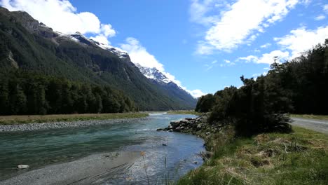 Neuseeland-Fluss-Milford-Sound-Road-Fjordland