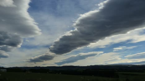 Neuseeland-Wolkenbildung-Lang-Und-Schmal