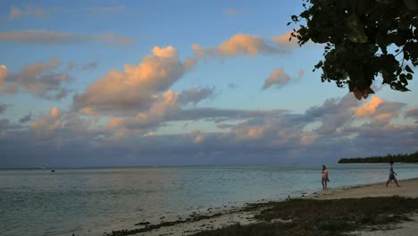 Aitutaki-Couple-At-Sunset