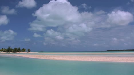 Aitutaki-Lagune-Mit-Sandbänken-Unter-Wolken