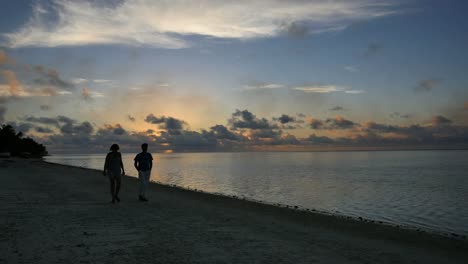 Aitutaki-Sunset-And-People-Walking