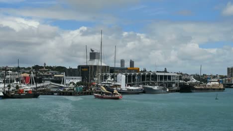 Neuseeland-Auckland-Segelboot-Segelt-Runter