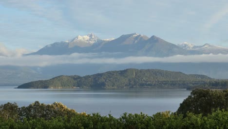 Neuseeland-See-Manapouri-Morgens-Blick-Auf-Berg