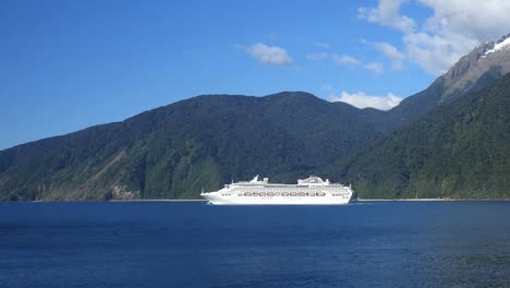 Neuseeland-Milford-Sound-Kreuzfahrtschiff-In-Der-Tasmanischen-See
