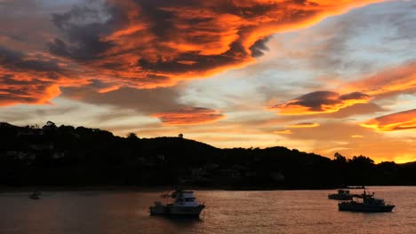 Neuseeland-Moeraki-Boote-Vertäut-In-Der-Bucht-Bei-Sonnenuntergang-Pan-Sunset