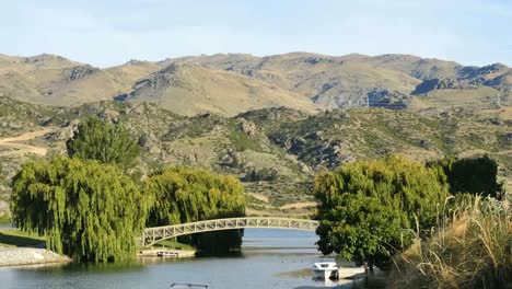 Puente-De-Nueva-Zelanda-En-El-Lago-Dunstan