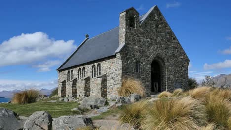 Neuseeland-Historische-Kirche-Mit-Gras-Am-Lake-Tekapo-Pan