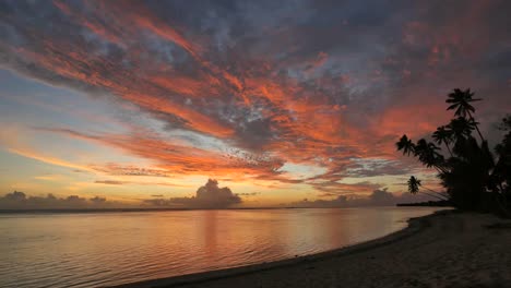 Rarotonga-Sunset-Colores-brillantes-en-el-lapso-de-tiempo-del-cielo