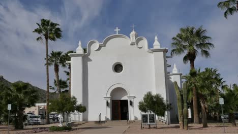 Arizona-Ajo-Kirche-Mit-Palmen-Vergrößern