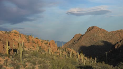 Arizona-Tucson-Bergblick-Mit-Wellenwolke