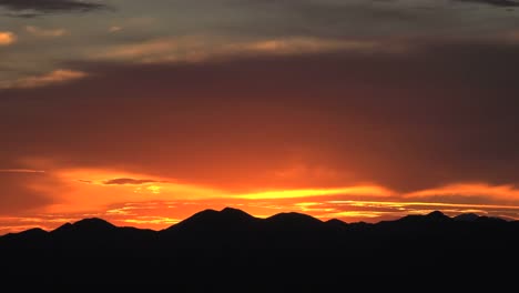 Arizona-Leuchtend-Roter-Sonnenuntergang