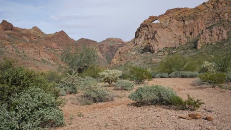 Arizona-Sandsteinberge-Mit-Einem-Bogen