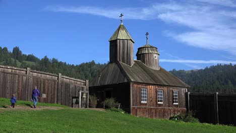 Kalifornien-Fort-Ross-Russische-Kirche-Mit-Kindern,-Die-Den-Weg-Hinunterlaufen