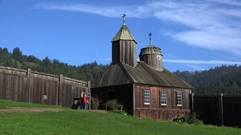 Kalifornische-Fort-Ross-Russische-Kirche-Mit-Männern,-Die-Glocke-Inspizieren