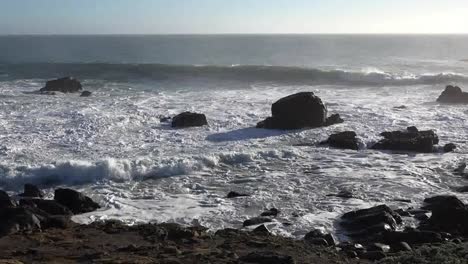 Kalifornische-Wellen,-Die-An-Der-Salzpfanne-Krachen