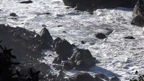 Kalifornische-Wellen-Spritzen-Auf-Felsen