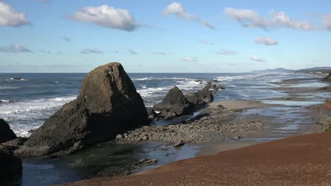 Oregon-Seal-Rocks-In-Einer-Reihe-Mit-Strand-Gesehen