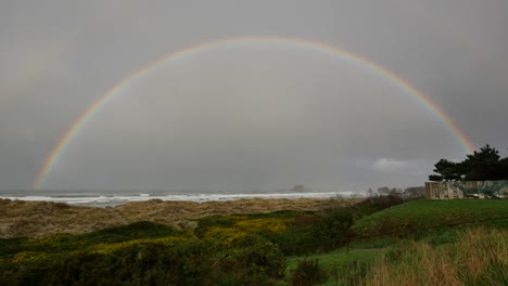 Oregon-Küste-Voller-Regenbogen-Im-Regen