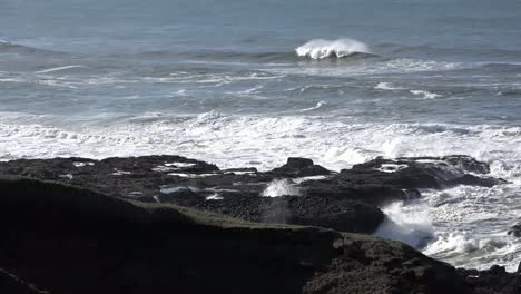 Oregon-Waves-Splashing-Near-Cape-Perpetua-Sound