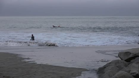 Kalifornien-Santa-Cruz-Wellen-Und-Surfer