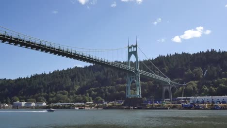 Oregon-Portland-Saint-Johns-Bridge-Lancha-Motora