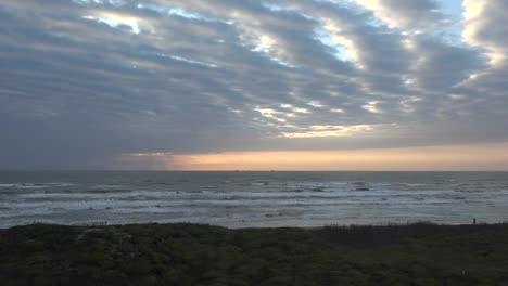 Costa-Del-Golfo-De-Texas-Nubes-En-El-Cielo-Temprano-En-La-Mañana