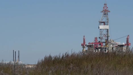 Texas-Gulf-Coast-Offshore-Drilling-Platform-And-Grass