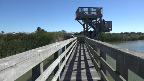 Texas-Port-Aransas-Promenade-Und-Leute-Verlassen-Vogelbeobachtungsturm