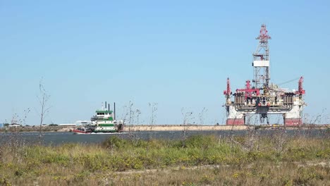 Texas-Port-Aransas-Arbeitsboot-Und-Ölbohrplattform