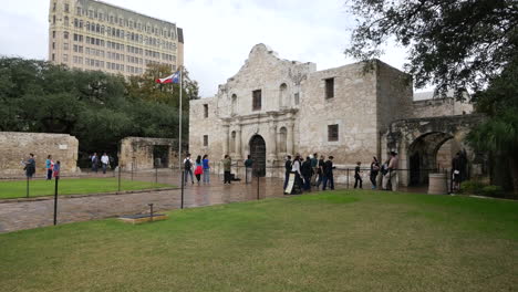 Texas-San-Antonio-Alamo-Seitenansicht-Mit-Touristen