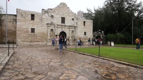 Texas-San-Antonio-Alamo-Con-Turistas-Caminando