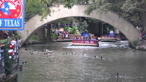 Texas-San-Antonio-River-Walk-Barges-Arriving