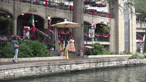 Texas-San-Antonio-River-Walk-With-Restaurant