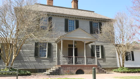 Virginia-Colonial-Williamsburg-House-With-Front-Porch