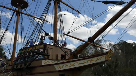 Virginia-Jamestown-Ship-With-Tourists