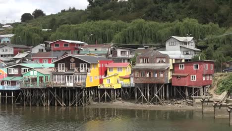 Chile-Chiloe-Bunte-Häuser-Auf-Stelzen-Zooms