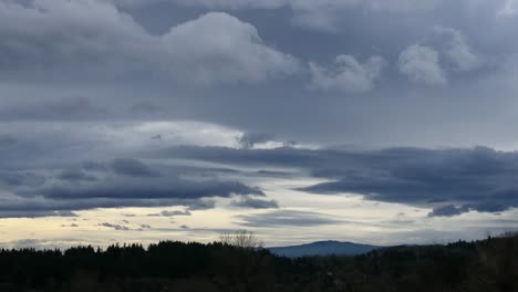 Oregon-Dunkle-Wolken-Am-Horizont-Zeitraffer