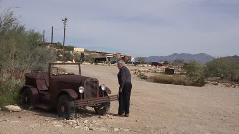 Texas-Terlingua-Old-Man-Inspects-Old-Car