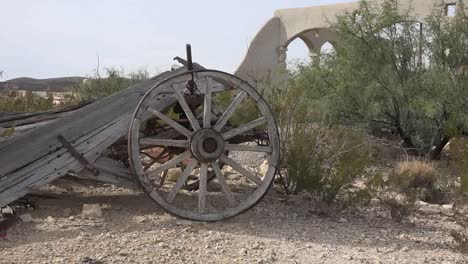 Texas-Terlingua-Old-Wagon-Wheel-Zooms-In